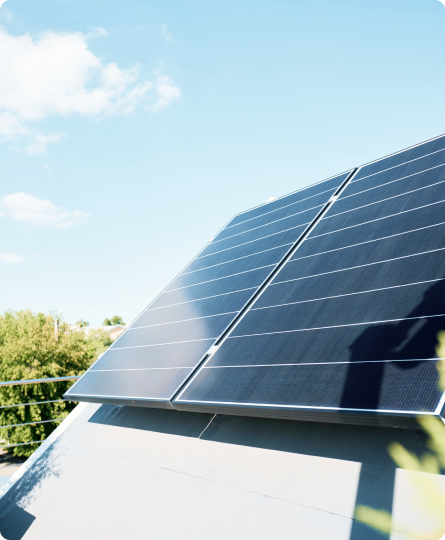 Dwa panele fotowoltaiczne na tle nieba.